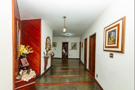 Casa à venda com 550m², 5 quartos e 4 vagas Casa à venda com 550m², 5 quartos e 4 vagasCorredor