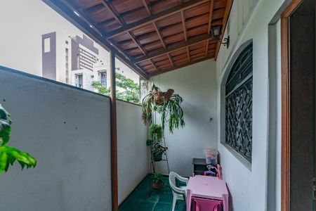 Casa à venda com 550m², 5 quartos e 4 vagas Casa à venda com 550m², 5 quartos e 4 vagasVaranda quartos 5 - 6