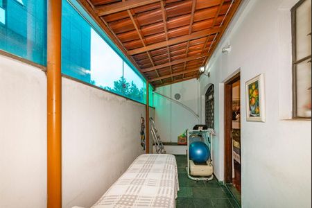 Casa à venda com 550m², 5 quartos e 4 vagas Casa à venda com 550m², 5 quartos e 4 vagasVaranda quartos 2 - 4