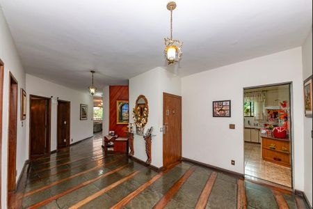 Casa à venda com 550m², 5 quartos e 4 vagas Casa à venda com 550m², 5 quartos e 4 vagasCorredor