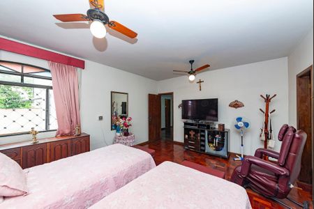 Casa à venda com 550m², 5 quartos e 4 vagas Casa à venda com 550m², 5 quartos e 4 vagasSuíte 1