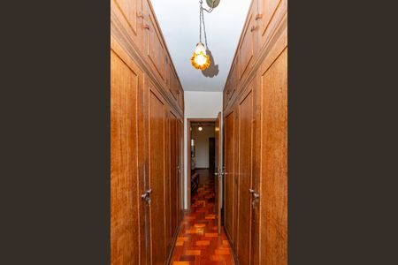 Casa à venda com 550m², 5 quartos e 4 vagas Casa à venda com 550m², 5 quartos e 4 vagasCloset da suíte 1