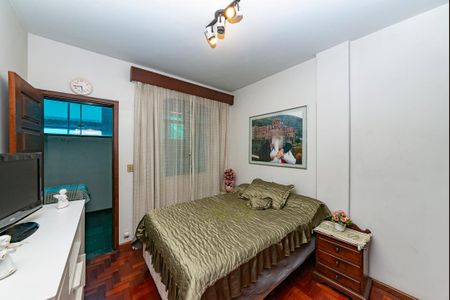 Casa à venda com 550m², 5 quartos e 4 vagas Casa à venda com 550m², 5 quartos e 4 vagasQuarto 4