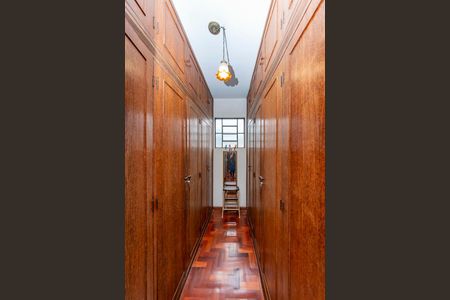 Casa à venda com 550m², 5 quartos e 4 vagas Casa à venda com 550m², 5 quartos e 4 vagasCloset da suíte 1