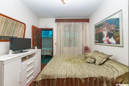 Casa à venda com 550m², 5 quartos e 4 vagas Casa à venda com 550m², 5 quartos e 4 vagasQuarto 4