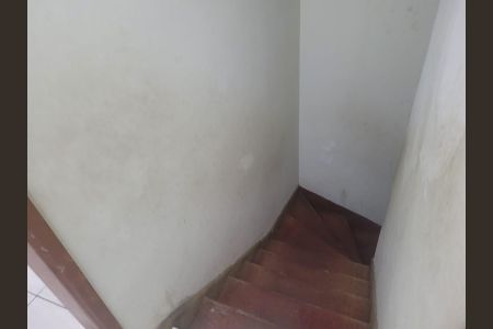 Casa para alugar com 100m², 2 quartos e 1 vagaEscada