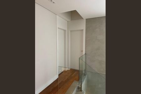 Casa de condomínio à venda com 650m², 4 quartos e 5 vagas Casa de condomínio à venda com 650m², 4 quartos e 5 vagasEscada