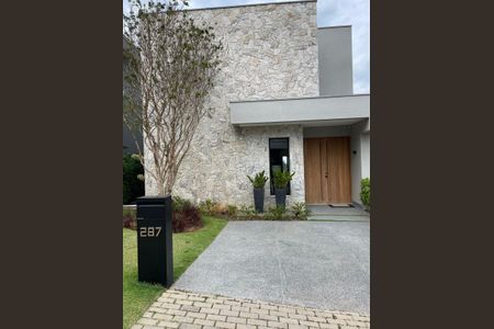 Casa de condomínio à venda com 650m², 4 quartos e 5 vagas Casa de condomínio à venda com 650m², 4 quartos e 5 vagasFachada