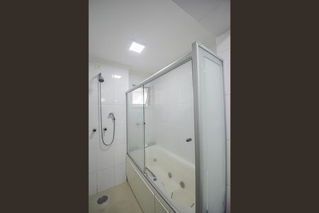 Apartamento à venda com 100m², 2 quartos e 4 vagas Apartamento à venda com 100m², 2 quartos e 4 vagasBanheiro da Suíte