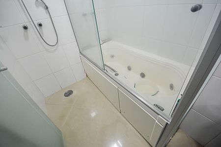 Apartamento à venda com 100m², 2 quartos e 4 vagas Apartamento à venda com 100m², 2 quartos e 4 vagasBanheiro da Suíte