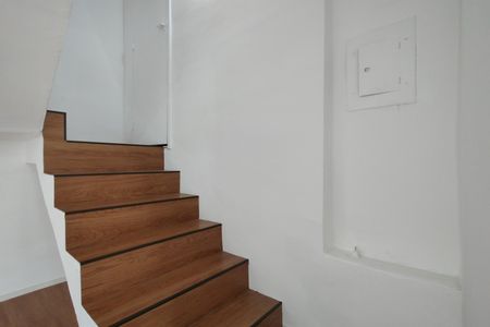 Apartamento à venda com 60m², 2 quartos e 1 vagaEscada