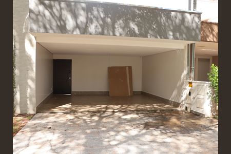 Garagem de casa de condomínio para alugar com 3 quartos, 181m² em Alphaville Araguaia, Goiânia