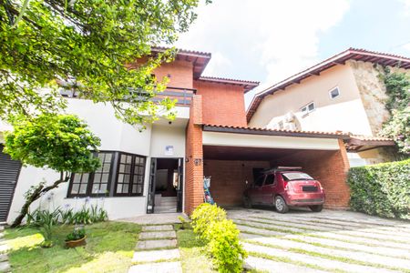 Casa de condomínio à venda com 360m², 5 quartos e 6 vagas Casa de condomínio à venda com 360m², 5 quartos e 6 vagasFachada