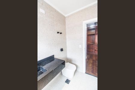 Casa de condomínio à venda com 360m², 5 quartos e 6 vagas Casa de condomínio à venda com 360m², 5 quartos e 6 vagasBanheiro da Suíte 2