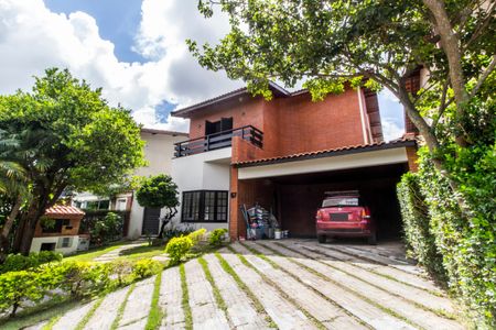 Casa de condomínio à venda com 360m², 5 quartos e 6 vagas Casa de condomínio à venda com 360m², 5 quartos e 6 vagasFachada