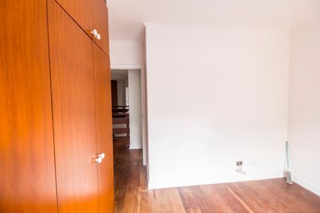 Casa de condomínio à venda com 360m², 5 quartos e 6 vagas Casa de condomínio à venda com 360m², 5 quartos e 6 vagasQuarto 2