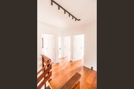 Casa de condomínio à venda com 360m², 5 quartos e 6 vagas Casa de condomínio à venda com 360m², 5 quartos e 6 vagasCorredor