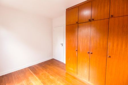 Casa de condomínio à venda com 360m², 5 quartos e 6 vagas Casa de condomínio à venda com 360m², 5 quartos e 6 vagasQuarto 1