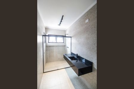 Casa de condomínio à venda com 360m², 5 quartos e 6 vagas Casa de condomínio à venda com 360m², 5 quartos e 6 vagasBanheiro da Suíte 2