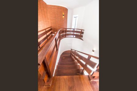 Casa de condomínio à venda com 360m², 5 quartos e 6 vagas Casa de condomínio à venda com 360m², 5 quartos e 6 vagasEscada