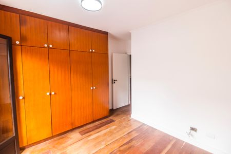 Casa de condomínio à venda com 360m², 5 quartos e 6 vagas Casa de condomínio à venda com 360m², 5 quartos e 6 vagasQuarto 2