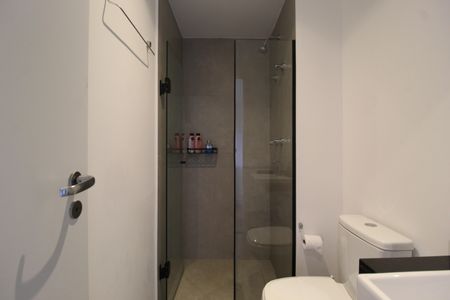 Banheiro de kitnet/studio para alugar com 1 quarto, 28m² em Indianópolis, São Paulo