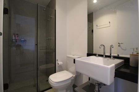 Banheiro de kitnet/studio para alugar com 1 quarto, 28m² em Indianópolis, São Paulo