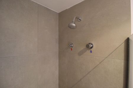 Banheiro de kitnet/studio para alugar com 1 quarto, 28m² em Indianópolis, São Paulo