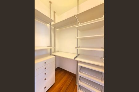 Apartamento à venda com 213m², 4 quartos e 4 vagasCloset da Suíte Júnior 