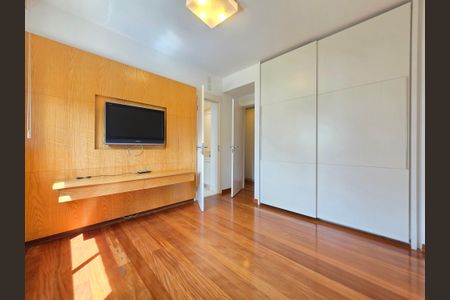 Apartamento à venda com 213m², 4 quartos e 4 vagasQuarto semi-suíte 4