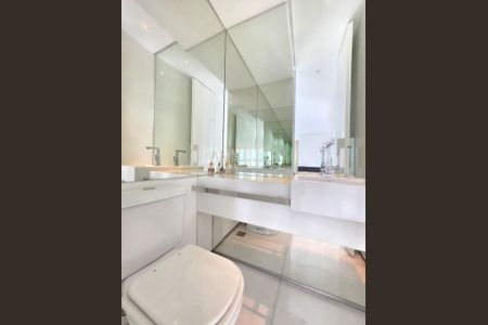 Apartamento à venda com 213m², 4 quartos e 4 vagasLavabo 