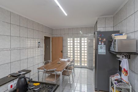 Casa para alugar com 180m², 2 quartos e 2 vagasCozinha 