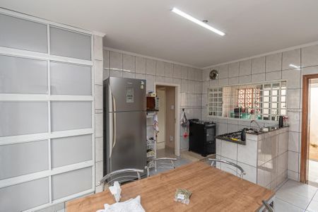 Casa para alugar com 180m², 2 quartos e 2 vagasCozinha 