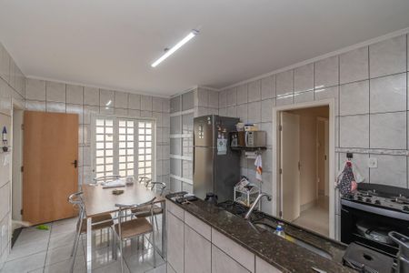 Casa para alugar com 180m², 2 quartos e 2 vagasCozinha 