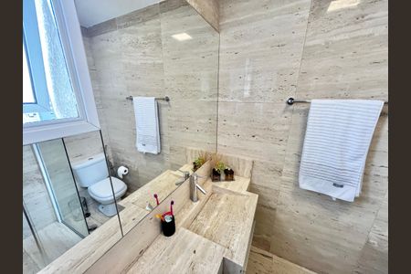 Apartamento à venda com 246m², 3 quartos e 5 vagasBanheiro 2 da Suíte 1