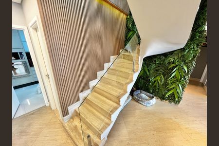 Apartamento à venda com 246m², 3 quartos e 5 vagasEscada