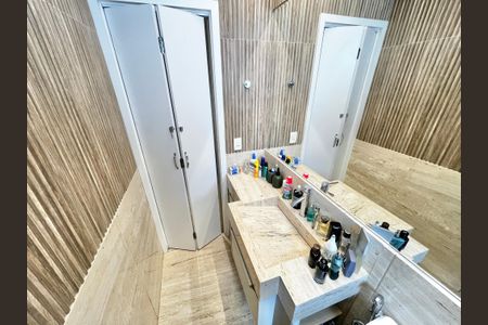 Apartamento à venda com 246m², 3 quartos e 5 vagasBanheiro da Suíte 1