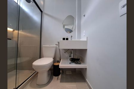 Banheiro  de kitnet/studio para alugar com 1 quarto, 40m² em Botafogo, Rio de Janeiro