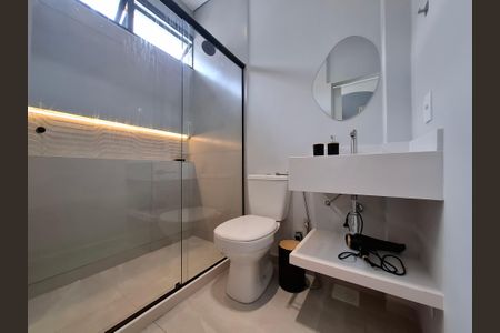 Banheiro  de kitnet/studio para alugar com 1 quarto, 40m² em Botafogo, Rio de Janeiro