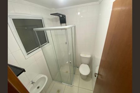 Banheiro de apartamento para alugar com 2 quartos, 62m² em Guilhermina, Praia Grande