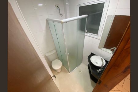 Banheiro de apartamento para alugar com 2 quartos, 62m² em Guilhermina, Praia Grande