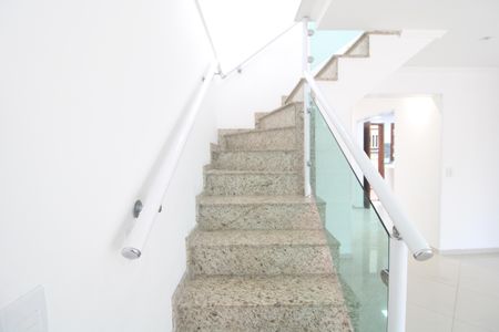 Escada de casa para alugar com 3 quartos, 193m² em Jardim Colonial, São Paulo