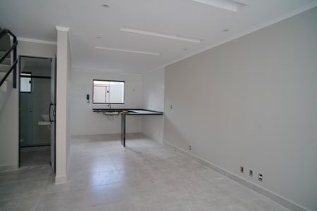 Sala de casa de condomínio para alugar com 2 quartos, 95m² em Itaipuaçu, Maricá