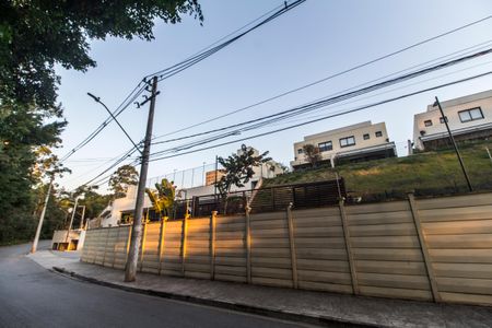 Casa de condomínio à venda com 214m², 4 quartos e 2 vagas Casa de condomínio à venda com 214m², 4 quartos e 2 vagasVista da Rua