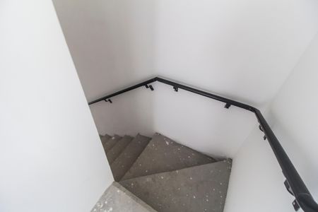 Casa de condomínio à venda com 214m², 4 quartos e 2 vagas Casa de condomínio à venda com 214m², 4 quartos e 2 vagasEscada