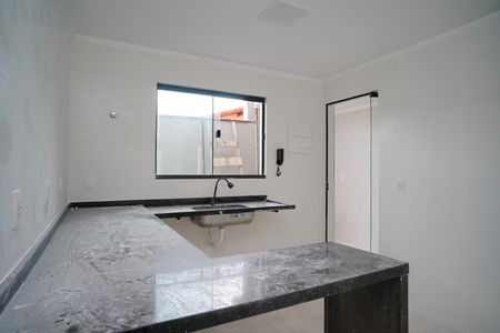 Cozinha de casa de condomínio para alugar com 2 quartos, 94m² em Itaipuaçu, Maricá