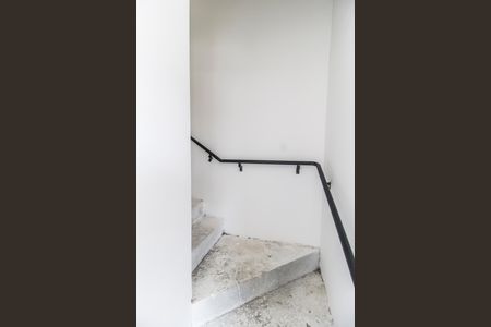 Casa de condomínio à venda com 214m², 4 quartos e 3 vagas Casa de condomínio à venda com 214m², 4 quartos e 3 vagasEscada