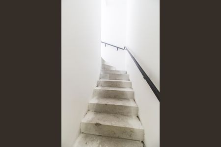 Casa de condomínio à venda com 214m², 4 quartos e 3 vagas Casa de condomínio à venda com 214m², 4 quartos e 3 vagasEscada