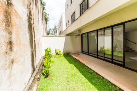 Casa de condomínio à venda com 214m², 4 quartos e 3 vagas Casa de condomínio à venda com 214m², 4 quartos e 3 vagasQuintal