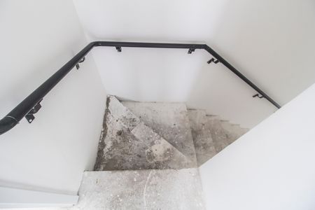 Casa de condomínio à venda com 214m², 4 quartos e 3 vagas Casa de condomínio à venda com 214m², 4 quartos e 3 vagasEscada